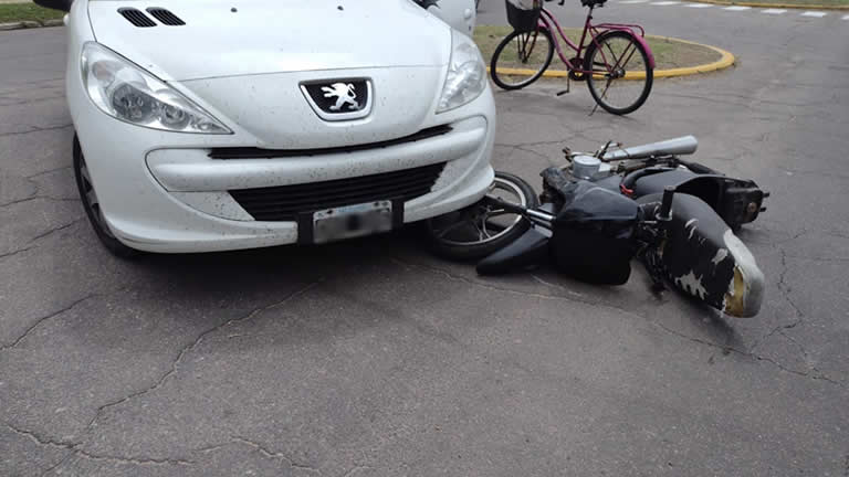 CHOQUE EN RIVADAVIA Y DORREGO ENTRE UN AUTO Y UNA MOTO - DataTrenque