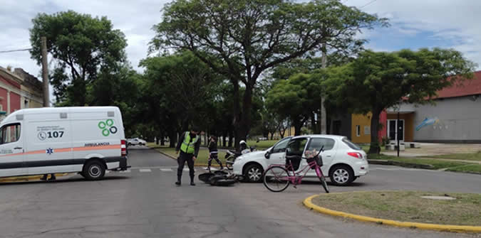 CHOQUE EN RIVADAVIA Y DORREGO ENTRE UN AUTO Y UNA MOTO - DataTrenque