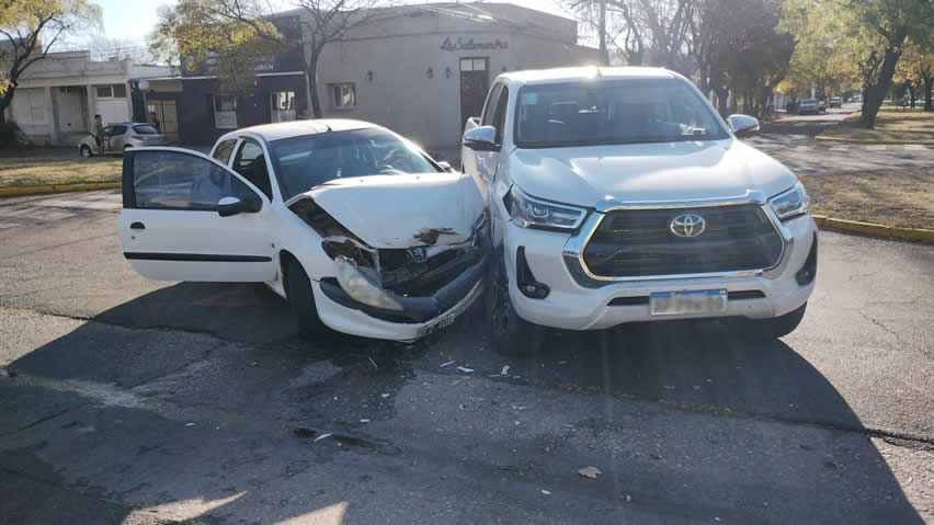 UN AUTO Y UNA CAMIONETA CHOCARON EN LA ESQUINA DE URQUIZA Y 9 DE JULIO ...