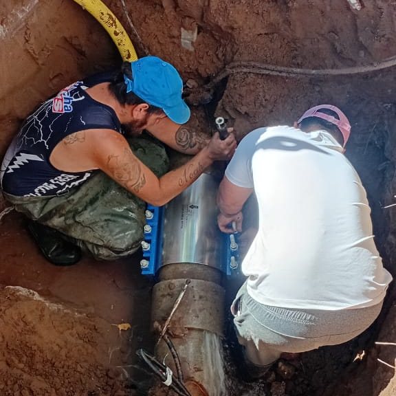 SE REALIZÓ LA REPARACIÓN DE UN CAÑO DE AGUA EN EL SECTOR CÉNTRICO DE LA ...